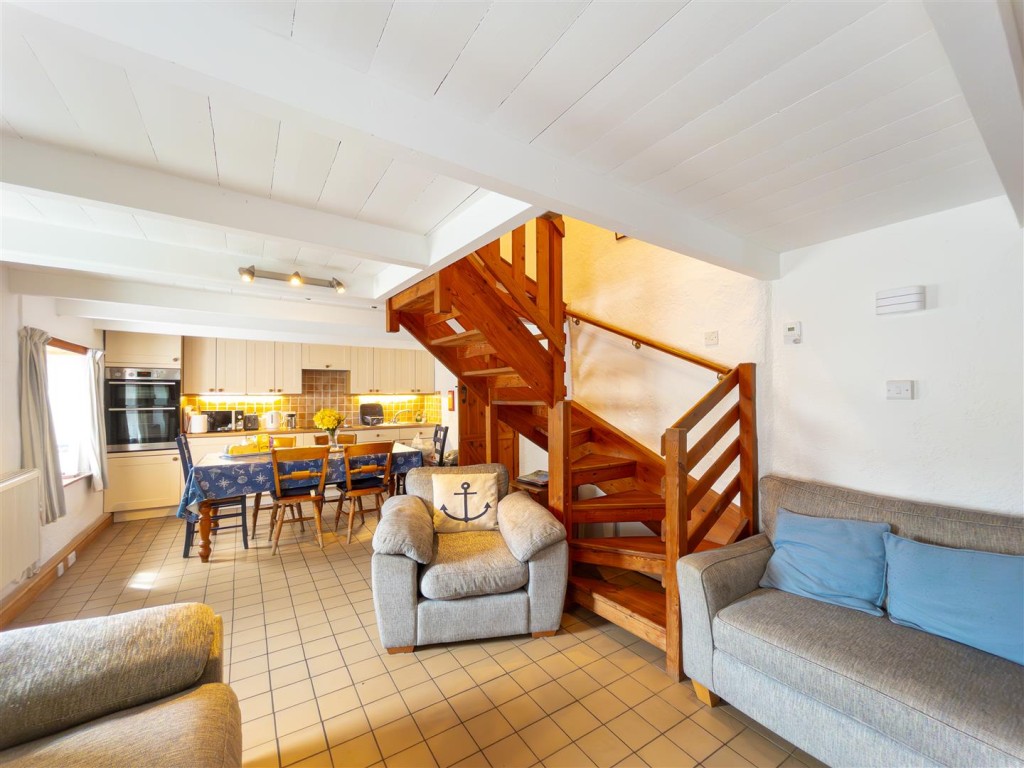 Lot: 47284 - DETACHED WELL PRESENTED THREE-BEDROOM BEACH HOUSE IN IDYLLIC LOCATION - Open plan living dining kitchen area